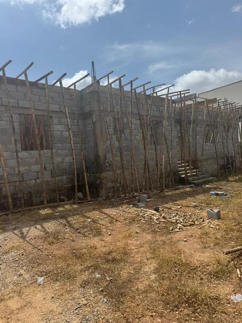 Sandcrete blockwork walls with timber props on a Darik Homes site
