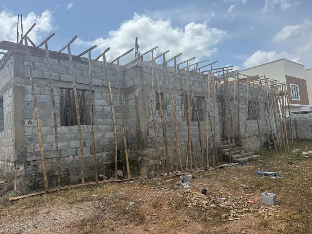 Blockwork walls with timber props and starter bars